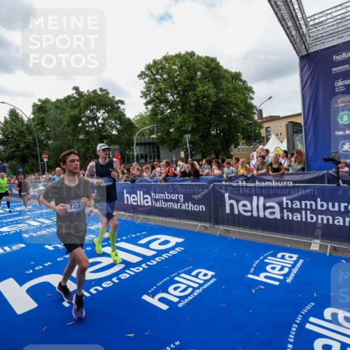 29.06.2025 - hella hamburg halbmarathon Zöllner http://msf.ph/oto/8419696 29.06.2025 10:30:41 Ziel 2460, 2851, 3845, 7231, 7481, 8318, 11413, 12049, 15253, 17322, 18235 meine-sportfotos.de