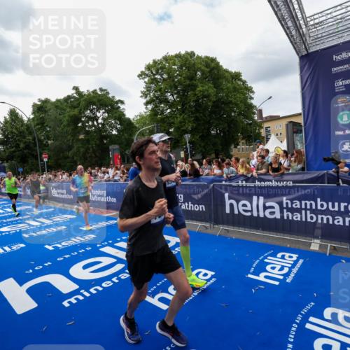29.06.2025 - hella hamburg halbmarathon Zöllner http://msf.ph/oto/8419704 29.06.2025 10:30:41 Ziel 2460, 2851, 3845, 7231, 7481, 8318, 11413, 12049, 15253, 17322, 18235 meine-sportfotos.de