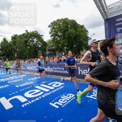 29.06.2025 - hella hamburg halbmarathon Zöllner http://msf.ph/oto/8419711 29.06.2025 10:30:42 Ziel 2851, 3845, 7231, 7481, 8318, 11413, 12049, 17322, 18235 meine-sportfotos.de