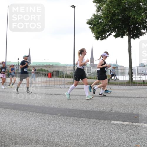 29.06.2025 - hella hamburg halbmarathon Lena Gebhardt http://msf.ph/oto/8419716 29.06.2025 10:52:18 Lombardsbrücke 6985, 1732, 10342, 12525, 1208, 1418, 1978, 2420, 2528, 2983, 3038, 3645, 4087, 4273, 4436, 4598, 4606, 4815, 5062, 5262, 5360, 6386, 6403, 6404, 6406, 6456, 6671, 6985, 7511, 7682, 7690, 7691, 7735, 7812, 8194, 8196, 8250, 8251, 8621, 9068, 9070, 9103, 9220, 9368, 9460, 9590, 9594, 9673, 9730, 9731, 10080, 10296, 10342, 10392, 10533, 10634, 10673, 10884, 10928, 11084, 11101, 11126, 11127, 11297, 11375, 11736, 11899, 11974, 12546, 12558 meine-sportfotos.de