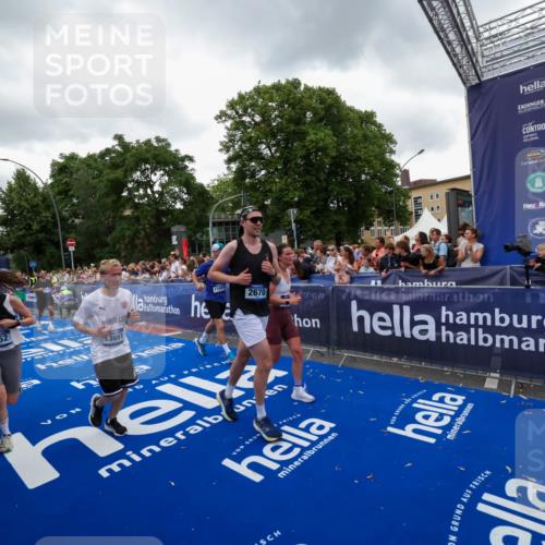 29.06.2025 - hella hamburg halbmarathon Zöllner http://msf.ph/oto/8419728 29.06.2025 10:52:44 Ziel 2287, 2346, 2670, 3952, 3999, 5116, 7475, 9869, 10115, 11459, 11689, 12450, 12482, 13051, 14122, 16467, 18331 meine-sportfotos.de