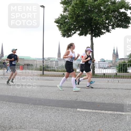 29.06.2025 - hella hamburg halbmarathon Lena Gebhardt http://msf.ph/oto/8419735 29.06.2025 10:52:18 Lombardsbrücke 17326, 12089, 8251, 8250, 1418, 1978, 2420, 2528, 2983, 3038, 3645, 4087, 4273, 4436, 4598, 4606, 4815, 5062, 5262, 5360, 6386, 6403, 6404, 6406, 6456, 6671, 6985, 7511, 7682, 7690, 7691, 7735, 7812, 8194, 8196, 8250, 8251, 8621, 9068, 9070, 9103, 9220, 9368, 9460, 9590, 9594, 9673, 9730, 9731, 10080, 10296, 10342, 10392, 10533, 10634, 10673, 10884, 10928, 11084, 11101, 11126, 11127, 11297, 11375, 11736, 11899, 11974, 12546, 12558 meine-sportfotos.de