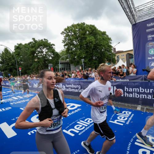 29.06.2025 - hella hamburg halbmarathon Zöllner http://msf.ph/oto/8419738 29.06.2025 10:52:45 Ziel 2287, 2346, 2670, 3952, 3999, 5116, 5194, 7475, 9869, 10115, 11459, 11689, 12450, 12482, 13051, 14122, 14805, 16467, 18331, 19244 meine-sportfotos.de
