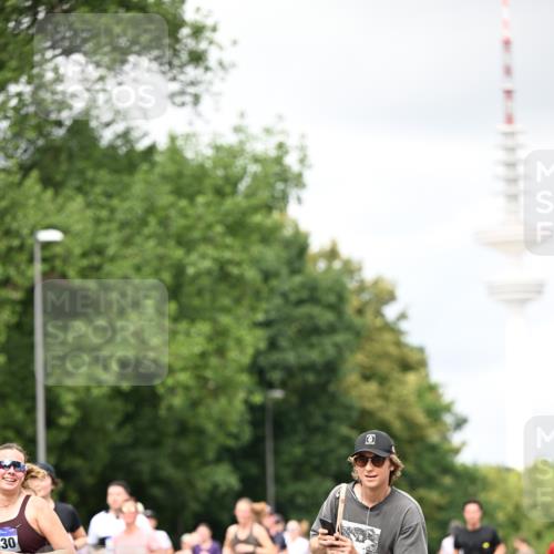 29.06.2025 - hella hamburg halbmarathon Dr. Thomas Lammeyer http://msf.ph/oto/8419742 29.06.2025 10:46:34 Kennedybrücke 1039, 1648, 1712, 2069, 2974, 3276, 3326, 3459, 3568, 4329, 4385, 4541, 4735, 4736, 4885, 5432, 5671, 6137, 6153, 6320, 6450, 7022, 7023, 7968, 8004, 8014, 8162, 8163, 8712, 9588, 10181, 10532, 10872, 11011, 11017, 11098 meine-sportfotos.de