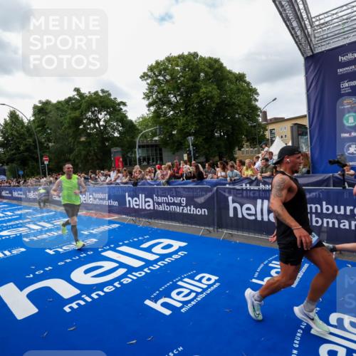 29.06.2025 - hella hamburg halbmarathon Zöllner http://msf.ph/oto/8419748 29.06.2025 10:30:43 Ziel 2851, 3845, 7481, 8318, 11413, 17322, 18235 meine-sportfotos.de