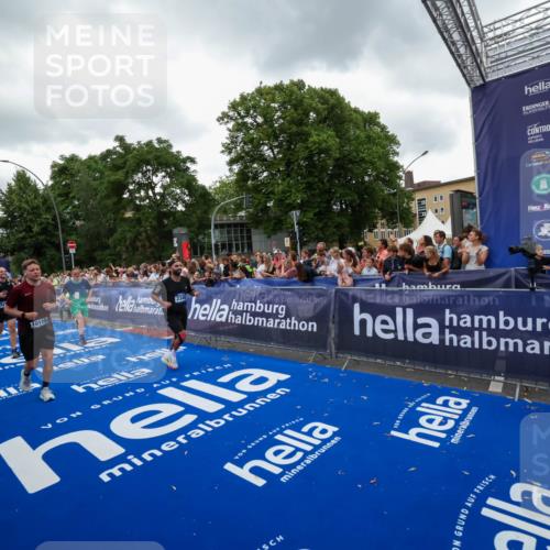 29.06.2025 - hella hamburg halbmarathon Zöllner http://msf.ph/oto/8419759 29.06.2025 10:52:45 Ziel 2287, 2346, 2670, 3952, 3999, 5116, 5194, 7475, 9869, 10115, 11459, 11689, 12450, 12482, 13051, 14122, 14805, 16467, 18331, 19244 meine-sportfotos.de
