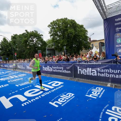 29.06.2025 - hella hamburg halbmarathon Zöllner http://msf.ph/oto/8419764 29.06.2025 10:30:43 Ziel 2851, 3845, 7481, 8318, 11413, 17322, 18235 meine-sportfotos.de