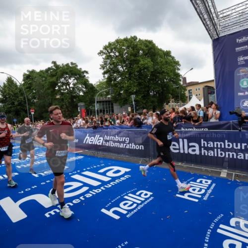 29.06.2025 - hella hamburg halbmarathon Zöllner http://msf.ph/oto/8419766 29.06.2025 10:52:46 Ziel 2287, 2346, 3999, 5116, 5169, 5194, 7475, 8172, 9869, 10115, 11459, 12482, 14122, 14805, 16467, 17198, 18331, 19244 meine-sportfotos.de