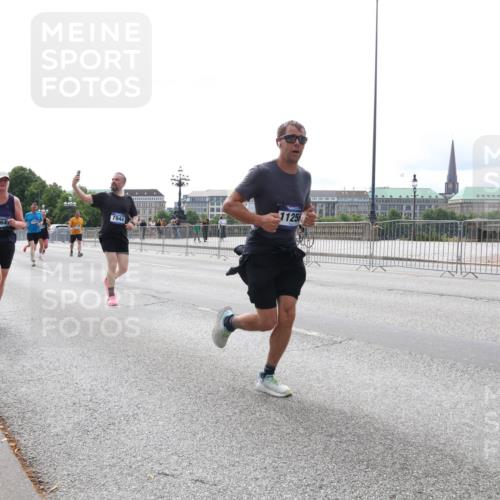 29.06.2025 - hella hamburg halbmarathon Lena Gebhardt http://msf.ph/oto/8419774 29.06.2025 10:27:27 Lombardsbrücke 5825, 1564, 7944, 11256, 1530, 1793, 2080, 2306, 2775, 3389, 4358, 4372, 5285, 5494, 5495, 5707, 5825, 6214, 6259, 6637, 7234, 7314, 7764, 7944, 7978, 8056, 8085, 8281, 9349, 10077, 10158, 10412, 10413, 10465, 11110, 11256, 11766, 12500, 13043, 14020, 14021, 14206, 15108, 15641, 16838, 17049, 17427, 17445, 17791, 18012, 18097, 18301, 18766, 18976 meine-sportfotos.de