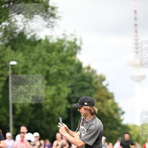 29.06.2025 - hella hamburg halbmarathon Dr. Thomas Lammeyer http://msf.ph/oto/8419775 29.06.2025 10:46:35 Kennedybrücke 1039, 1648, 1712, 2069, 2974, 3276, 3326, 3459, 3568, 4329, 4385, 4541, 4735, 4736, 4885, 5432, 5671, 6137, 6153, 6320, 6450, 7022, 7023, 7040, 7968, 8004, 8014, 8162, 8163, 8712, 9588, 10532, 10872, 11011, 11017, 11098 meine-sportfotos.de