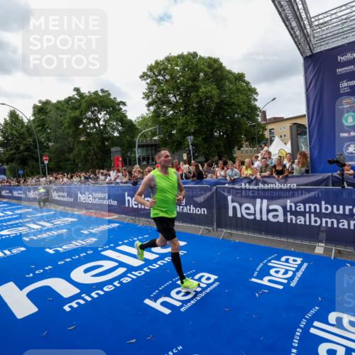 29.06.2025 - hella hamburg halbmarathon Zöllner http://msf.ph/oto/8419778 29.06.2025 10:30:43 Ziel 2851, 3845, 7481, 8318, 11413, 17322, 18235 meine-sportfotos.de