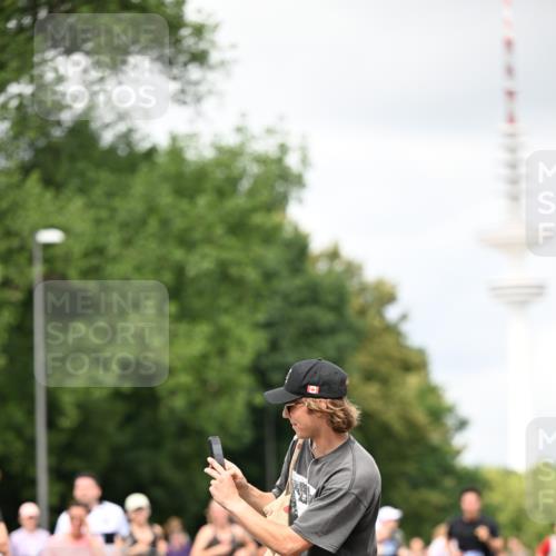 29.06.2025 - hella hamburg halbmarathon Dr. Thomas Lammeyer http://msf.ph/oto/8419779 29.06.2025 10:46:35 Kennedybrücke 1039, 1648, 1712, 2069, 2974, 3276, 3326, 3459, 3568, 4329, 4385, 4541, 4735, 4736, 4885, 5432, 5671, 6137, 6153, 6320, 6450, 7022, 7023, 7040, 7968, 8004, 8014, 8162, 8163, 8712, 9588, 10532, 10872, 11011, 11017, 11098 meine-sportfotos.de