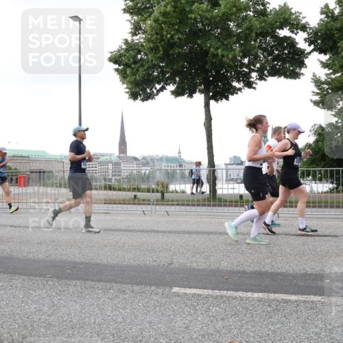 29.06.2025 - hella hamburg halbmarathon Lena Gebhardt http://msf.ph/oto/8419784 29.06.2025 10:52:19 Lombardsbrücke 6985, 17326, 37, 12, 1418, 1978, 2420, 2528, 2983, 3038, 3645, 4087, 4273, 4436, 4598, 4606, 4815, 5062, 5262, 5360, 6386, 6403, 6404, 6406, 6456, 6671, 6985, 7511, 7682, 7690, 7691, 7735, 7812, 8194, 8196, 8250, 8251, 8621, 9068, 9070, 9103, 9368, 9460, 9590, 9730, 9731, 10080, 10296, 10342, 10392, 10533, 10634, 10673, 10884, 10928, 11084, 11101, 11126, 11127, 11297, 11375, 11736, 11899, 11974, 12546, 12558 meine-sportfotos.de