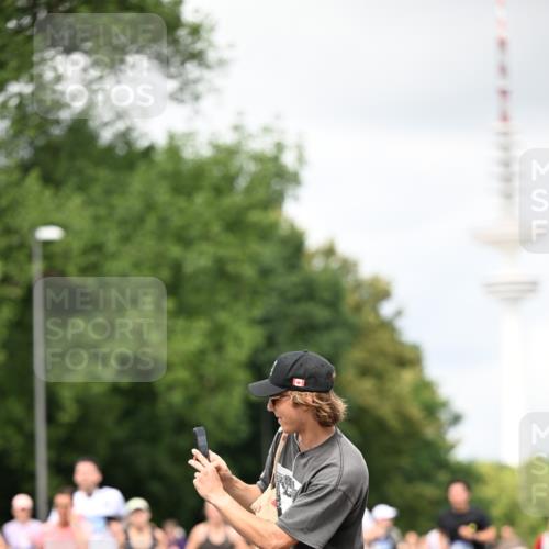 29.06.2025 - hella hamburg halbmarathon Dr. Thomas Lammeyer http://msf.ph/oto/8419785 29.06.2025 10:46:36 Kennedybrücke 1039, 1648, 1712, 2069, 2974, 3276, 3326, 3459, 3568, 4329, 4385, 4541, 4680, 4735, 4736, 4885, 5432, 5671, 6137, 6153, 6320, 6450, 7022, 7023, 7040, 7968, 8004, 8014, 8162, 8163, 8712, 10532, 10842, 10872, 11098 meine-sportfotos.de