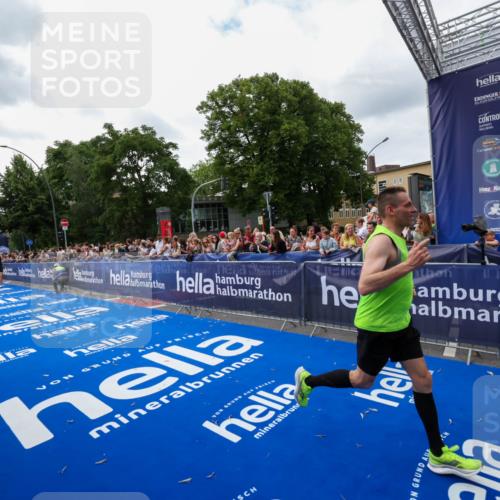 29.06.2025 - hella hamburg halbmarathon Zöllner http://msf.ph/oto/8419795 29.06.2025 10:30:44 Ziel 2851, 7481, 17322, 18235 meine-sportfotos.de