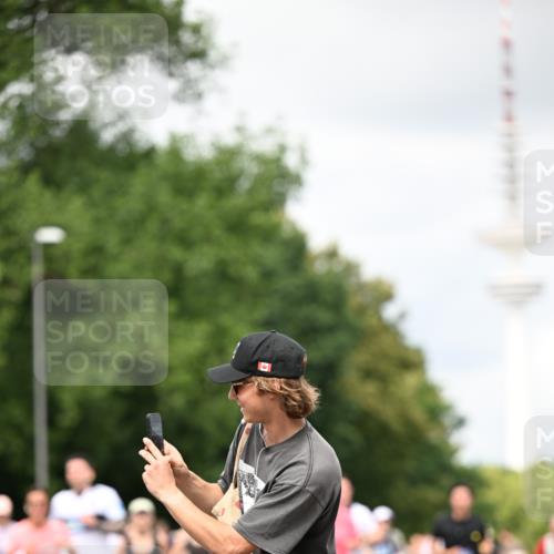 29.06.2025 - hella hamburg halbmarathon Dr. Thomas Lammeyer http://msf.ph/oto/8419800 29.06.2025 10:46:36 Kennedybrücke 1039, 1648, 1712, 2069, 2974, 3276, 3326, 3459, 3568, 4329, 4385, 4541, 4680, 4735, 4736, 4885, 5432, 5671, 6137, 6153, 6320, 6450, 7022, 7023, 7040, 7968, 8004, 8014, 8162, 8163, 8712, 10532, 10842, 10872, 11098 meine-sportfotos.de