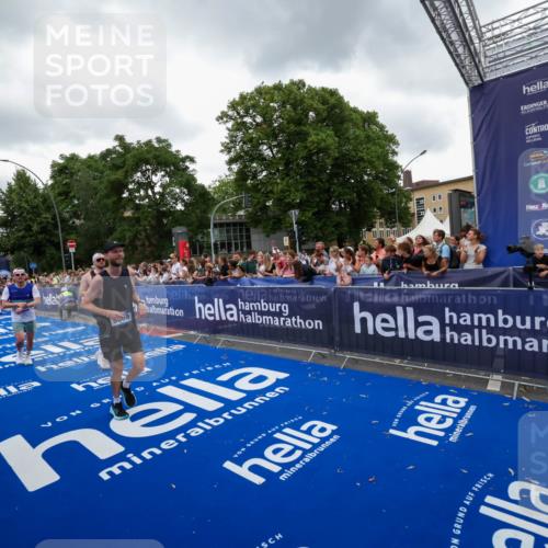 29.06.2025 - hella hamburg halbmarathon Zöllner http://msf.ph/oto/8419803 29.06.2025 10:52:48 Ziel 2287, 3999, 5116, 5169, 5194, 7475, 8172, 9065, 9163, 9869, 11459, 12482, 14122, 14198, 14286, 14805, 16467, 17198, 18331, 19244 meine-sportfotos.de