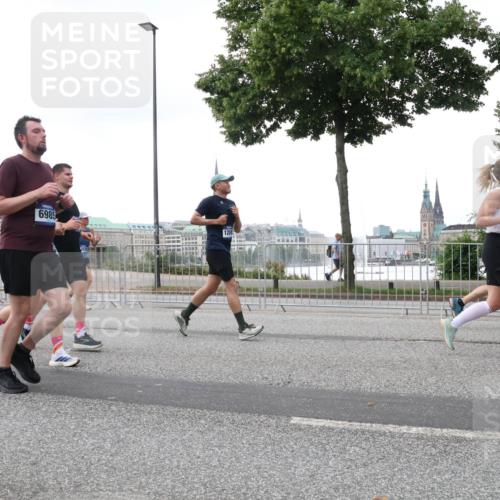 29.06.2025 - hella hamburg halbmarathon Lena Gebhardt http://msf.ph/oto/8419807 29.06.2025 10:52:19 Lombardsbrücke 6985, 120, 1418, 1978, 2420, 2528, 2983, 3038, 3645, 4087, 4273, 4436, 4598, 4606, 4815, 5062, 5262, 5360, 6386, 6403, 6404, 6406, 6456, 6671, 6985, 7511, 7682, 7690, 7691, 7735, 7812, 8194, 8196, 8250, 8251, 8621, 9068, 9070, 9103, 9368, 9460, 9590, 9730, 9731, 10080, 10296, 10342, 10392, 10533, 10634, 10673, 10884, 10928, 11084, 11101, 11126, 11127, 11297, 11375, 11736, 11899, 11974, 12546, 12558 meine-sportfotos.de