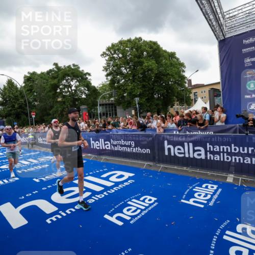 29.06.2025 - hella hamburg halbmarathon Zöllner http://msf.ph/oto/8419812 29.06.2025 10:52:48 Ziel 2287, 3999, 5116, 5169, 5194, 7475, 8172, 9065, 9163, 9869, 11459, 12482, 14122, 14198, 14286, 14805, 16467, 17198, 18331, 19244 meine-sportfotos.de