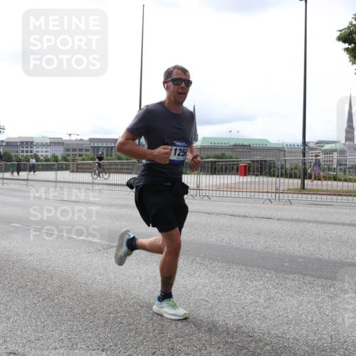 29.06.2025 - hella hamburg halbmarathon Lena Gebhardt http://msf.ph/oto/8419819 29.06.2025 10:27:28 Lombardsbrücke 7944, 1256, 1530, 2080, 2306, 2775, 3389, 4358, 4372, 5285, 5494, 5495, 5707, 5825, 6214, 6259, 6637, 7234, 7314, 7764, 7944, 7978, 8056, 8085, 8281, 9349, 9688, 10077, 10158, 10412, 10413, 10465, 11110, 11256, 11766, 12500, 13043, 14020, 14021, 14206, 15108, 15641, 16838, 17049, 17427, 17445, 17791, 18012, 18097, 18301, 18766, 18976 meine-sportfotos.de