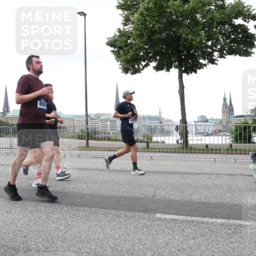 29.06.2025 - hella hamburg halbmarathon Lena Gebhardt http://msf.ph/oto/8419830 29.06.2025 10:52:19 Lombardsbrücke 6989, 1418, 1978, 2420, 2528, 2983, 3038, 3645, 4087, 4273, 4436, 4598, 4606, 4815, 5062, 5262, 5360, 6386, 6403, 6404, 6406, 6456, 6671, 6985, 7511, 7682, 7690, 7691, 7735, 7812, 8194, 8196, 8250, 8251, 8621, 9068, 9070, 9103, 9368, 9460, 9590, 9730, 9731, 10080, 10296, 10342, 10392, 10533, 10634, 10673, 10884, 10928, 11084, 11101, 11126, 11127, 11297, 11375, 11736, 11899, 11974, 12546, 12558 meine-sportfotos.de