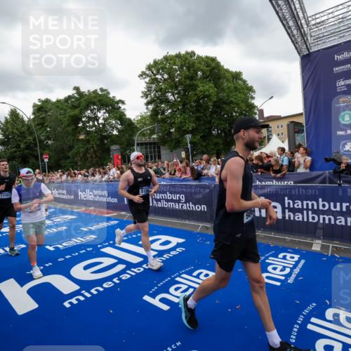 29.06.2025 - hella hamburg halbmarathon Zöllner http://msf.ph/oto/8419835 29.06.2025 10:52:49 Ziel 2287, 2910, 3999, 5077, 5116, 5169, 5194, 8172, 9065, 9163, 9869, 11217, 12482, 14198, 14286, 14805, 16467, 17198, 18331, 19244 meine-sportfotos.de