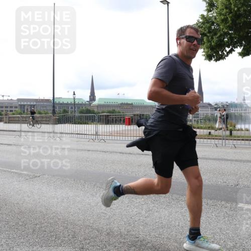 29.06.2025 - hella hamburg halbmarathon Lena Gebhardt http://msf.ph/oto/8419851 29.06.2025 10:27:28 Lombardsbrücke 7944, 1530, 2080, 2306, 2775, 3389, 4358, 4372, 5285, 5494, 5495, 5707, 5825, 6214, 6259, 6637, 7234, 7314, 7764, 7944, 7978, 8056, 8085, 8281, 9349, 9688, 10077, 10158, 10412, 10413, 10465, 11110, 11256, 11766, 12500, 13043, 14020, 14021, 14206, 15108, 15641, 16838, 17049, 17427, 17445, 17791, 18012, 18097, 18301, 18766, 18976 meine-sportfotos.de