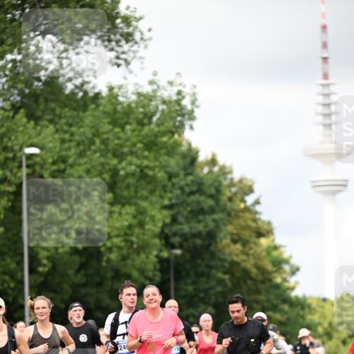 29.06.2025 - hella hamburg halbmarathon Dr. Thomas Lammeyer http://msf.ph/oto/8419855 29.06.2025 10:46:39 Kennedybrücke 1039, 1648, 1712, 2069, 2974, 3276, 3326, 3459, 3568, 4329, 4385, 4541, 4680, 4735, 4736, 4885, 5419, 5432, 5671, 6153, 6320, 6450, 7022, 7023, 7040, 7043, 7968, 8004, 8014, 8162, 8163, 8712, 9644, 10532, 10623, 10842, 10872, 11098 meine-sportfotos.de