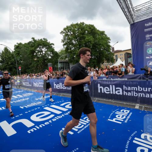 29.06.2025 - hella hamburg halbmarathon Zöllner http://msf.ph/oto/8419867 29.06.2025 10:52:50 Ziel 1657, 2287, 2444, 2814, 2910, 3999, 5077, 5116, 5169, 5194, 8172, 9065, 9163, 9869, 10811, 11217, 11992, 12482, 14198, 14286, 14805, 16467, 17198, 18331, 19244 meine-sportfotos.de
