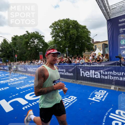 29.06.2025 - hella hamburg halbmarathon Zöllner http://msf.ph/oto/8419868 29.06.2025 10:30:46 Ziel 7055, 7481, 9508, 17322, 18235, 18871 meine-sportfotos.de