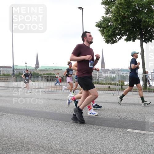 29.06.2025 - hella hamburg halbmarathon Lena Gebhardt http://msf.ph/oto/8419880 29.06.2025 10:52:20 Lombardsbrücke 8194, 698, 1418, 1826, 1978, 2420, 2528, 2983, 3038, 3140, 3645, 4087, 4273, 4436, 4598, 4606, 4815, 5062, 5262, 5360, 6386, 6403, 6404, 6406, 6456, 6671, 6985, 7511, 7682, 7690, 7691, 7735, 7812, 8194, 8196, 8250, 8251, 8621, 9068, 9070, 9103, 9368, 9460, 9730, 9731, 10080, 10296, 10342, 10392, 10533, 10634, 10673, 10884, 10928, 11084, 11101, 11126, 11127, 11297, 11375, 11736, 11899, 11974, 12546, 12558 meine-sportfotos.de