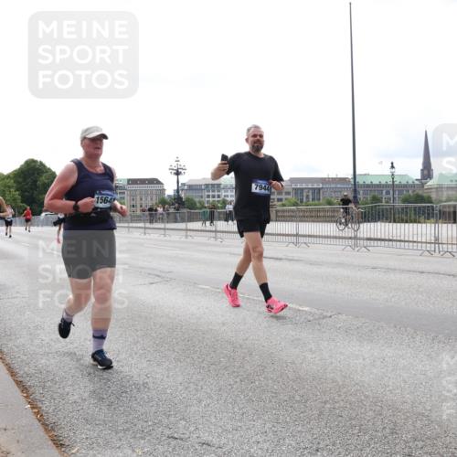 29.06.2025 - hella hamburg halbmarathon Lena Gebhardt http://msf.ph/oto/8419892 29.06.2025 10:27:29 Lombardsbrücke 15641, 7944, 1530, 2080, 2306, 2775, 3389, 4358, 4372, 5285, 5495, 5707, 5825, 6214, 6259, 6637, 7234, 7314, 7764, 7944, 7978, 8056, 8085, 8281, 9349, 9688, 10077, 10158, 10412, 10413, 11110, 11256, 11766, 12500, 13043, 14020, 14021, 14206, 15108, 15641, 16838, 17049, 17427, 17445, 17791, 18012, 18097, 18301, 18626, 18766, 18976 meine-sportfotos.de