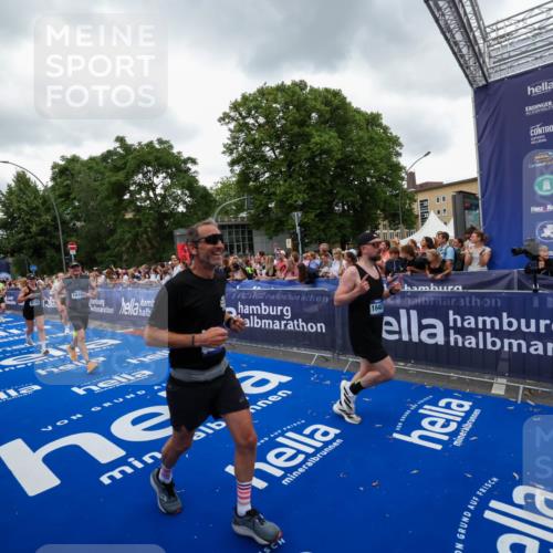 29.06.2025 - hella hamburg halbmarathon Zöllner http://msf.ph/oto/8419902 29.06.2025 10:52:51 Ziel 1257, 1657, 2287, 2444, 2814, 2910, 3999, 5077, 5169, 5194, 8172, 8955, 9065, 9163, 10811, 11217, 11992, 12482, 14198, 14286, 14805, 16467, 17198, 18331, 19244 meine-sportfotos.de
