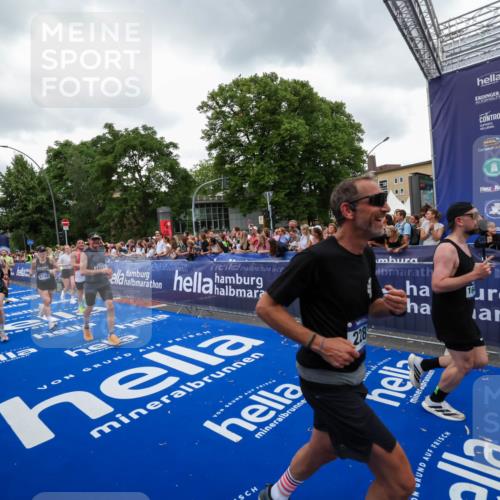 29.06.2025 - hella hamburg halbmarathon Zöllner http://msf.ph/oto/8419910 29.06.2025 10:52:52 Ziel 1257, 1258, 1657, 2287, 2444, 2814, 2910, 4557, 4558, 5077, 5169, 5194, 8172, 8720, 8955, 9065, 9163, 10811, 11217, 11992, 14198, 14286, 14805, 16467, 17198, 18331, 19244 meine-sportfotos.de