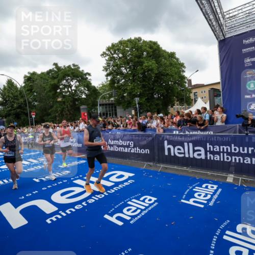 29.06.2025 - hella hamburg halbmarathon Zöllner http://msf.ph/oto/8419927 29.06.2025 10:52:52 Ziel 1257, 1258, 1657, 2287, 2444, 2814, 2910, 4557, 4558, 5077, 5169, 5194, 8172, 8720, 8955, 9065, 9163, 10811, 11217, 11992, 14198, 14286, 14805, 16467, 17198, 18331, 19244 meine-sportfotos.de