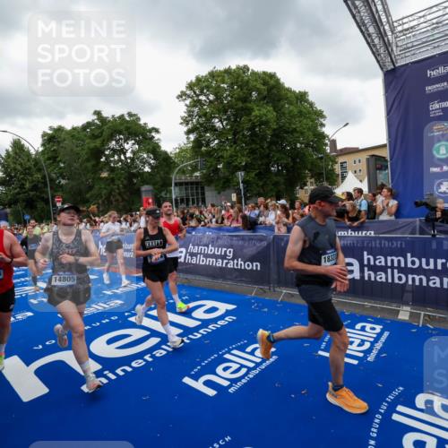 29.06.2025 - hella hamburg halbmarathon Zöllner http://msf.ph/oto/8419942 29.06.2025 10:52:53 Ziel 1257, 1258, 1657, 2099, 2444, 2814, 2910, 4557, 4558, 5077, 5169, 5194, 8172, 8720, 8955, 9065, 9163, 10724, 10811, 11217, 11992, 14198, 14286, 14805, 17198, 18331, 19244 meine-sportfotos.de
