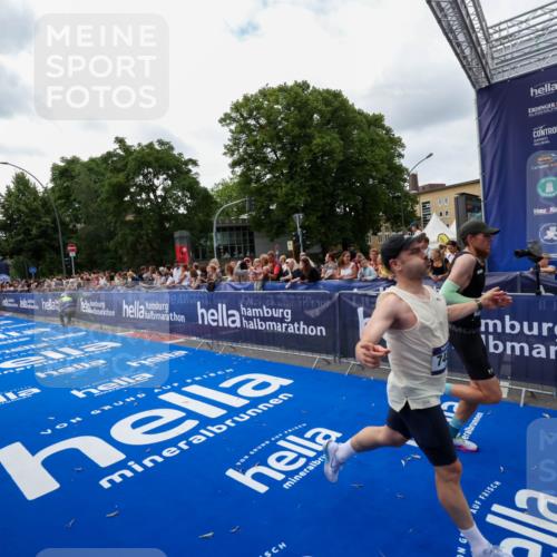 29.06.2025 - hella hamburg halbmarathon Zöllner http://msf.ph/oto/8419956 29.06.2025 10:30:48 Ziel 3379, 7055, 7481, 9381, 9508, 18235, 18871 meine-sportfotos.de