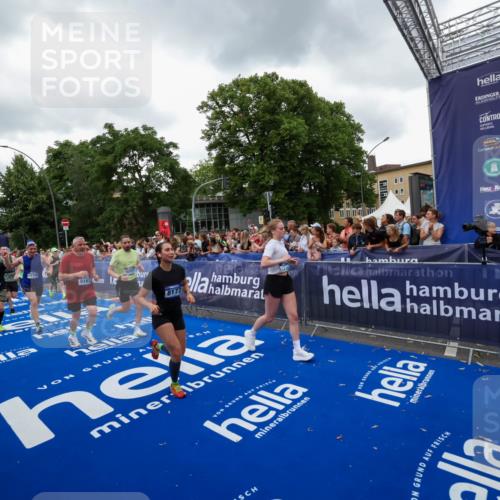 29.06.2025 - hella hamburg halbmarathon Zöllner http://msf.ph/oto/8419982 29.06.2025 10:52:54 Ziel 1257, 1258, 1657, 2099, 2444, 2814, 2910, 4557, 4558, 5077, 5169, 5194, 8139, 8172, 8720, 8955, 9065, 9163, 10724, 10811, 11217, 11992, 14198, 14286, 14805, 17198, 19244 meine-sportfotos.de