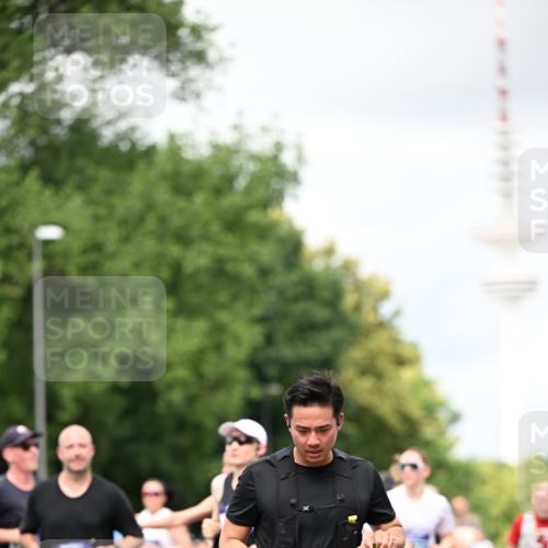 29.06.2025 - hella hamburg halbmarathon Dr. Thomas Lammeyer http://msf.ph/oto/8419987 29.06.2025 10:46:43 Kennedybrücke 1039, 1712, 1752, 2069, 2134, 2974, 3276, 3326, 3568, 4329, 4385, 4541, 4680, 4735, 4736, 4885, 5419, 5432, 5671, 6136, 6153, 6320, 6828, 7022, 7023, 7040, 7043, 7260, 8014, 8712, 9644, 10532, 10623, 10842, 11074, 11075 meine-sportfotos.de
