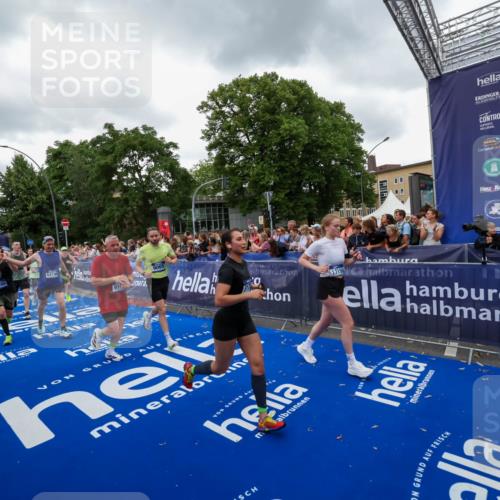 29.06.2025 - hella hamburg halbmarathon Zöllner http://msf.ph/oto/8419989 29.06.2025 10:52:55 Ziel 1257, 1258, 1657, 2099, 2444, 2814, 2910, 4557, 4558, 4770, 5077, 5169, 8139, 8172, 8720, 8955, 9065, 9163, 10724, 10811, 11217, 11992, 14198, 14286, 17198 meine-sportfotos.de