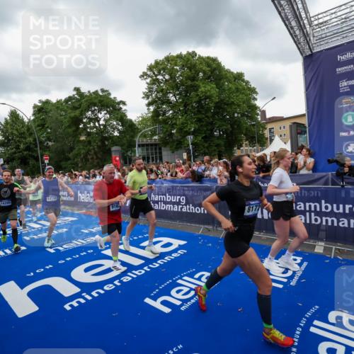 29.06.2025 - hella hamburg halbmarathon Zöllner http://msf.ph/oto/8420003 29.06.2025 10:52:55 Ziel 1257, 1258, 1657, 2099, 2444, 2814, 2910, 4557, 4558, 4770, 5077, 5169, 8139, 8172, 8720, 8955, 9065, 9163, 10724, 10811, 11217, 11992, 14198, 14286, 17198 meine-sportfotos.de