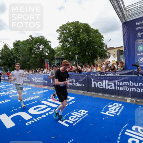 29.06.2025 - hella hamburg halbmarathon Zöllner http://msf.ph/oto/8420007 29.06.2025 10:30:53 Ziel 3379, 7055, 7880, 9381, 9508, 18871 meine-sportfotos.de