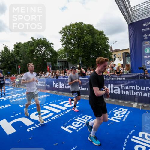 29.06.2025 - hella hamburg halbmarathon Zöllner http://msf.ph/oto/8420014 29.06.2025 10:30:53 Ziel 3379, 7055, 7880, 9381, 9508, 18871 meine-sportfotos.de
