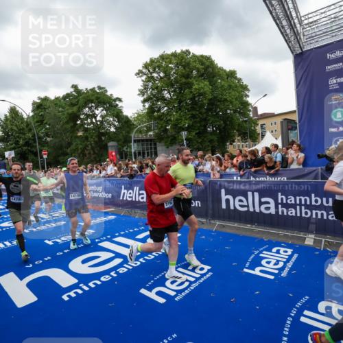 29.06.2025 - hella hamburg halbmarathon Zöllner http://msf.ph/oto/8420017 29.06.2025 10:52:55 Ziel 1257, 1258, 1657, 2099, 2444, 2814, 2910, 4557, 4558, 4770, 5077, 5169, 8139, 8172, 8720, 8955, 9065, 9163, 10724, 10811, 11217, 11992, 14198, 14286, 17198 meine-sportfotos.de