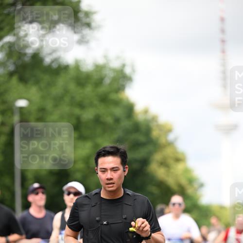 29.06.2025 - hella hamburg halbmarathon Dr. Thomas Lammeyer http://msf.ph/oto/8420019 29.06.2025 10:46:44 Kennedybrücke 1039, 1712, 1752, 2069, 2134, 2974, 3276, 3326, 3568, 4329, 4385, 4541, 4680, 4735, 4736, 5419, 5432, 5671, 6136, 6153, 6320, 6828, 7022, 7023, 7040, 7043, 7260, 8014, 8712, 9644, 10532, 10623, 10842, 11074, 11075 meine-sportfotos.de