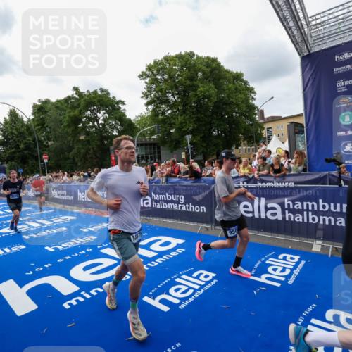 29.06.2025 - hella hamburg halbmarathon Zöllner http://msf.ph/oto/8420026 29.06.2025 10:30:54 Ziel 3379, 7055, 7880, 9381, 9508, 18871 meine-sportfotos.de