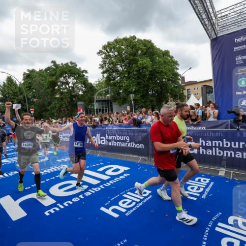 29.06.2025 - hella hamburg halbmarathon Zöllner http://msf.ph/oto/8420033 29.06.2025 10:52:56 Ziel 1257, 1258, 1657, 2099, 2444, 2814, 2910, 4557, 4558, 4770, 5077, 5907, 8139, 8720, 8955, 9065, 9163, 10724, 10811, 11217, 11992, 14198, 14286 meine-sportfotos.de