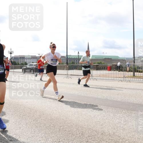 29.06.2025 - hella hamburg halbmarathon Lena Gebhardt http://msf.ph/oto/8420035 29.06.2025 10:18:18 Lombardsbrücke 12939, 482, 473, 14320, 1159, 1160, 1234, 1268, 1325, 1554, 1622, 1641, 1820, 1982, 2087, 2147, 2335, 2634, 2703, 2931, 3125, 3202, 3321, 3482, 3977, 4123, 4383, 4710, 4738, 4804, 5004, 5290, 5909, 6270, 6332, 6533, 7094, 7160, 7454, 7641, 7649, 7838, 7882, 7883, 8067, 8128, 8248, 8341, 8607, 8799, 9222, 9539, 9586, 9658, 9717, 9734, 9748, 9834, 9844, 9964, 10172, 10174, 10332, 10509, 10659, 10687, 10908, 12498, 12541, 12548, 12552, 12703, 13341 meine-sportfotos.de