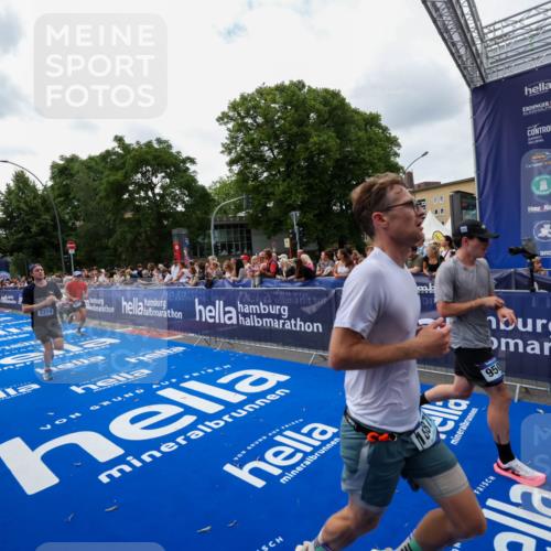 29.06.2025 - hella hamburg halbmarathon Zöllner http://msf.ph/oto/8420040 29.06.2025 10:30:54 Ziel 3379, 7055, 7880, 9381, 9508, 18871 meine-sportfotos.de