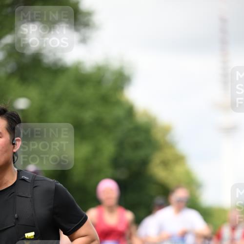 29.06.2025 - hella hamburg halbmarathon Dr. Thomas Lammeyer http://msf.ph/oto/8420043 29.06.2025 10:46:45 Kennedybrücke 1039, 1712, 1752, 2069, 2134, 2974, 3276, 3326, 3568, 4385, 4541, 4680, 4735, 4736, 5419, 5432, 5671, 6136, 6153, 6320, 6828, 7022, 7023, 7040, 7043, 7260, 8014, 8712, 9644, 10532, 10623, 10842, 11074, 11075 meine-sportfotos.de